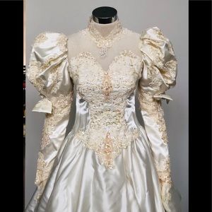 Beautiful Vintage Ivory Wedding Dress/Veil